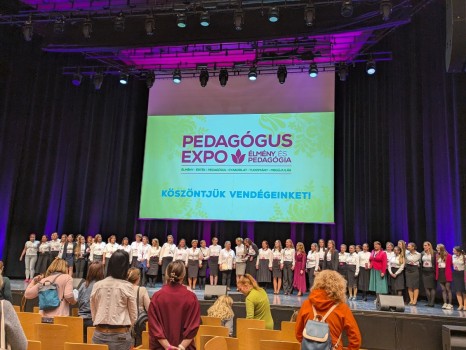 Közös éneklés az Expo végén