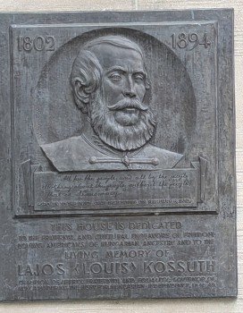 Rölif a Kossuth ház oldalán